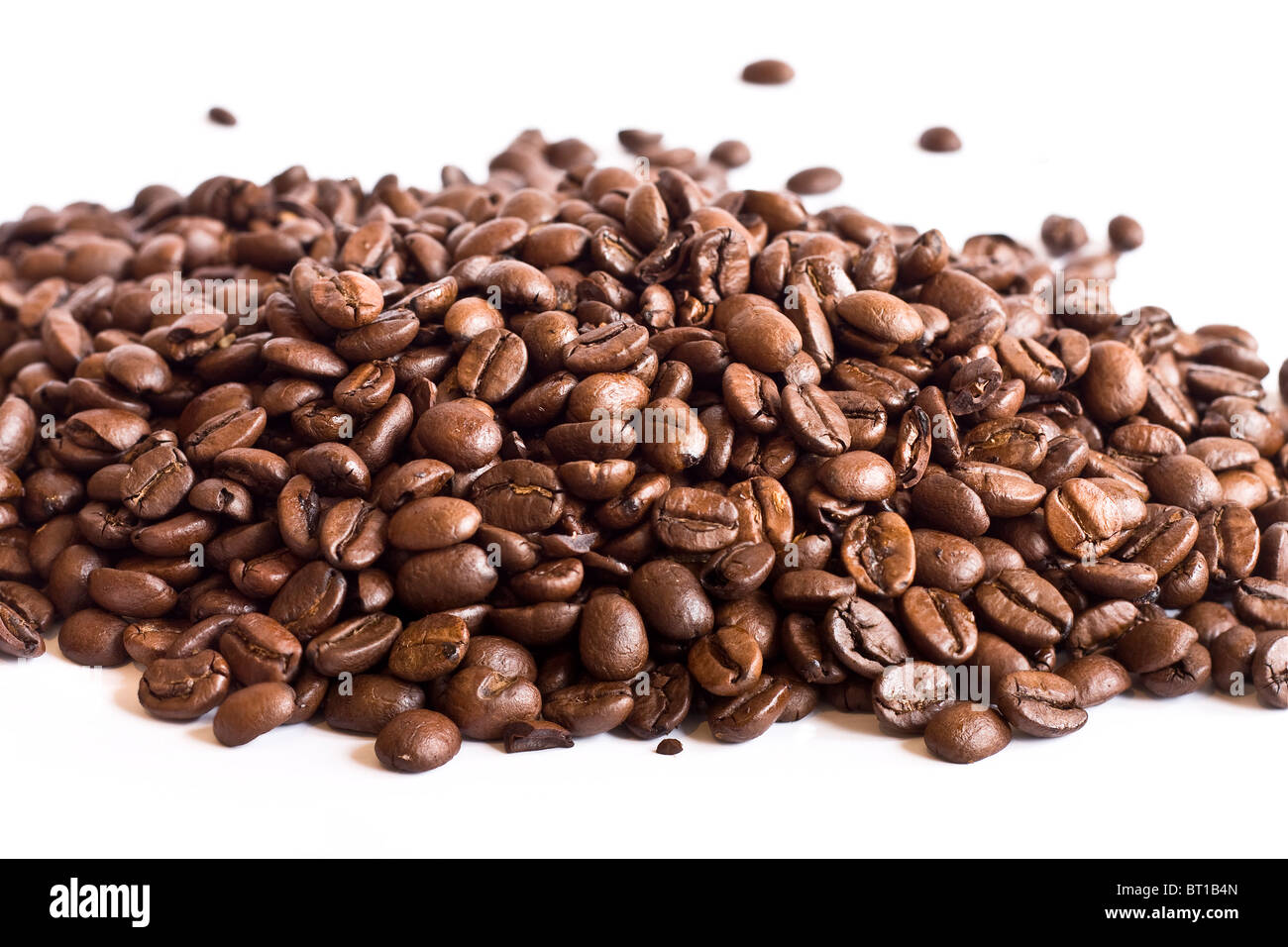 I chicchi di caffè su sfondo bianco Foto Stock