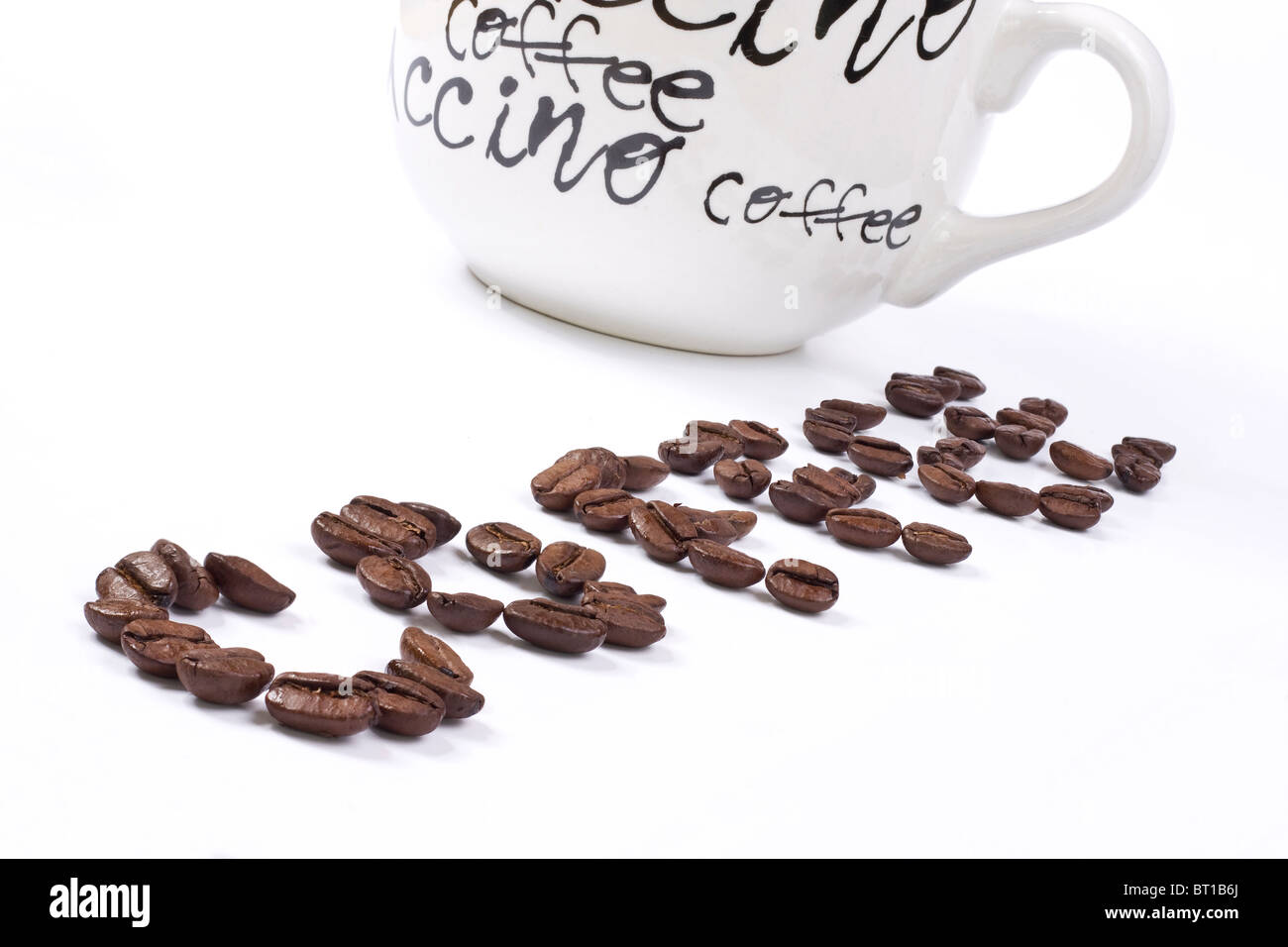 I chicchi di caffè facendo una parola caffè. Foto Stock