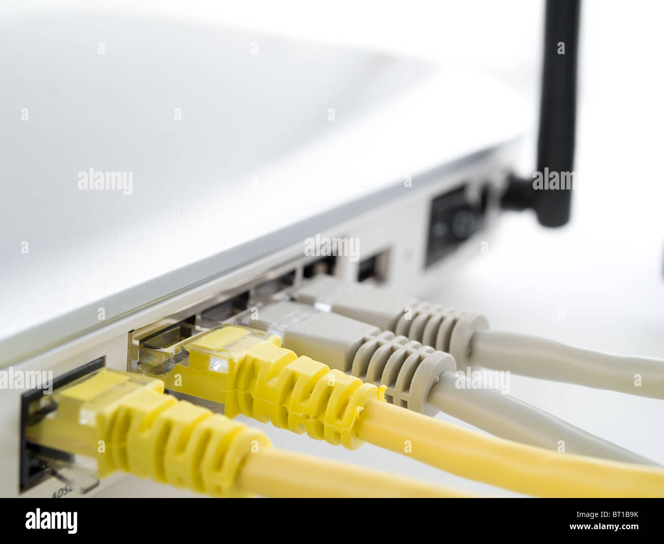 I cavi di rete collegato al router wireless, primo piano immagine con DOF poco profondo Foto Stock