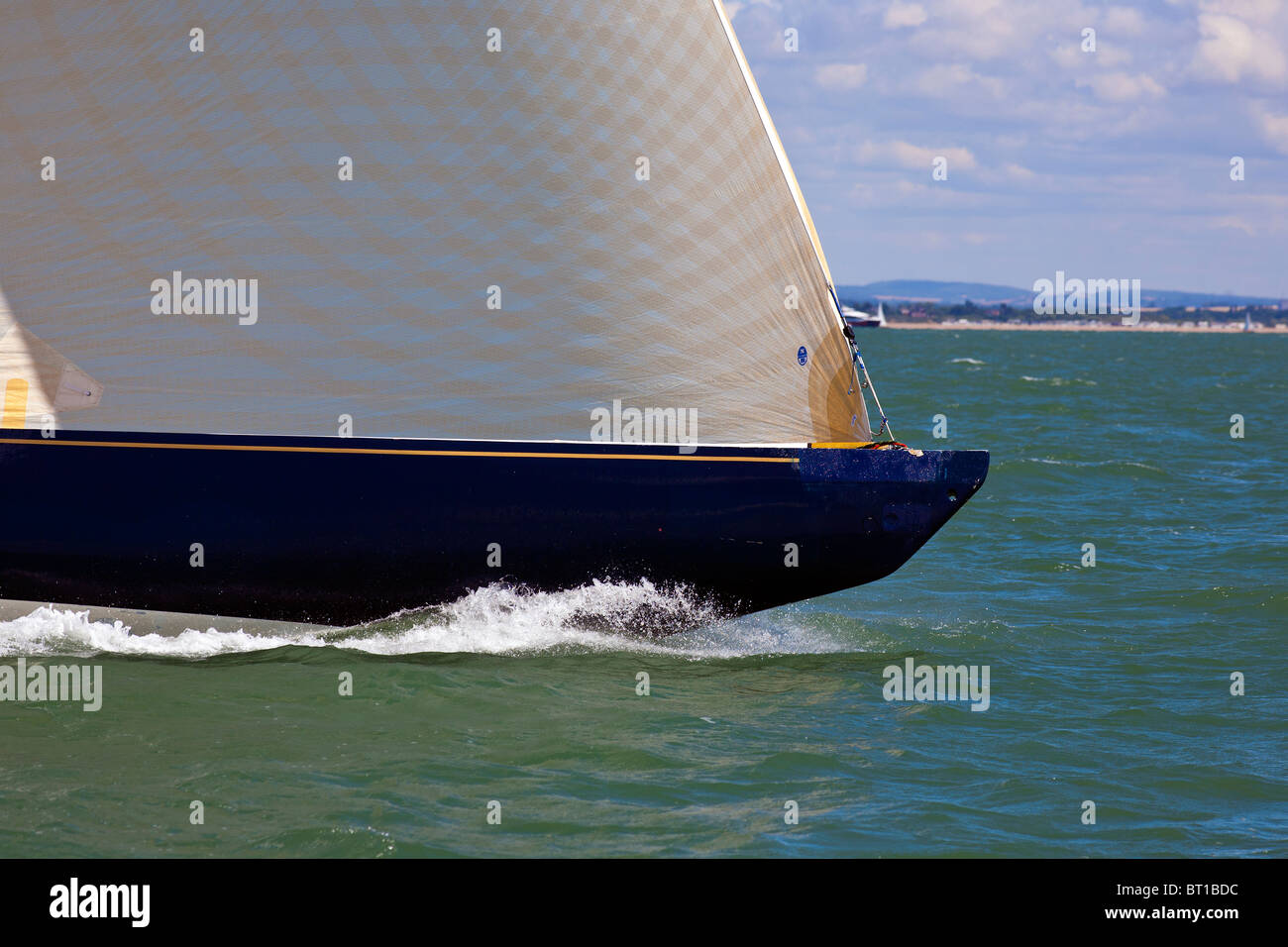 Moderno yacht racing bow accelerando attraverso l'acqua con braccio trinchetta Foto Stock