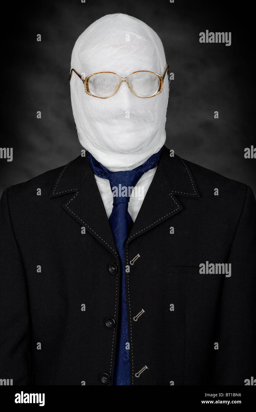 Imprenditore - mummia in occhiali su sfondo nero Foto Stock