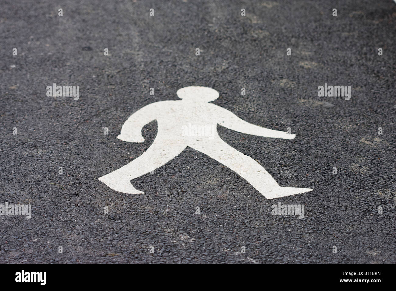 Segnale pedonale sulla strada Foto Stock