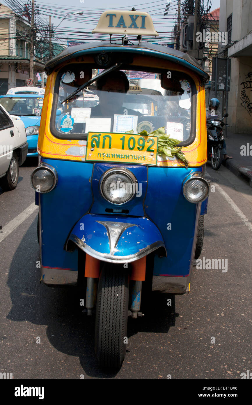 Tuck-Tuck su Thai Road, Bangkok Foto Stock