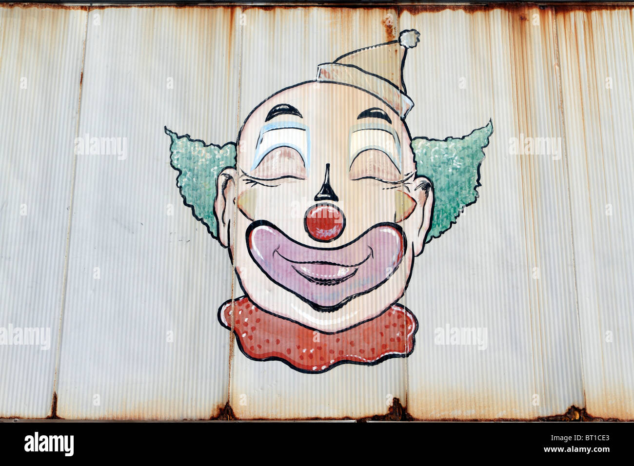 Un clown volto dipinto sul retro di un cavalletto di divertimenti. Casino Pier, Seaside Heights, New Jersey, USA. Foto Stock