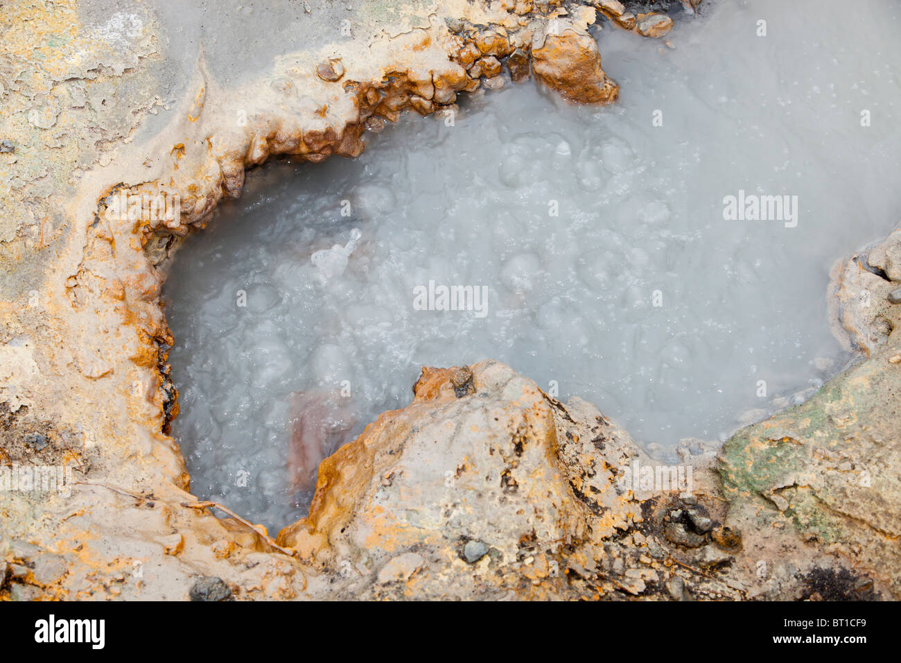 Hot Springs e geotermici terra sulla penisola di Reykjanes, Islanda Foto Stock