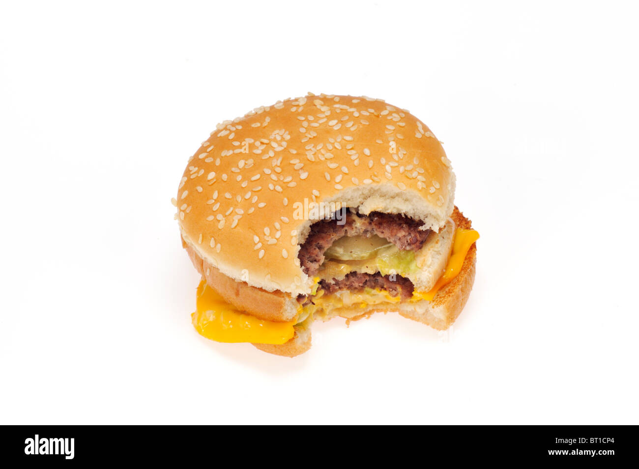 McDonald's Big Mac con un boccone fuori di esso su sfondo bianco tagliato fuori. Foto Stock