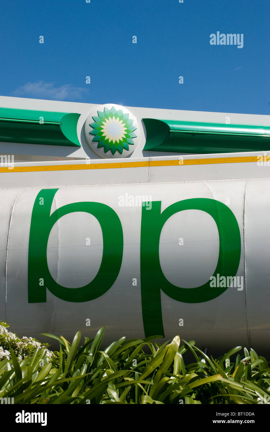 Stazione di benzina BP, con tettoia sporting il logo e una petroliera in BP i colori in primo piano con confini dello stabilimento. Foto Stock