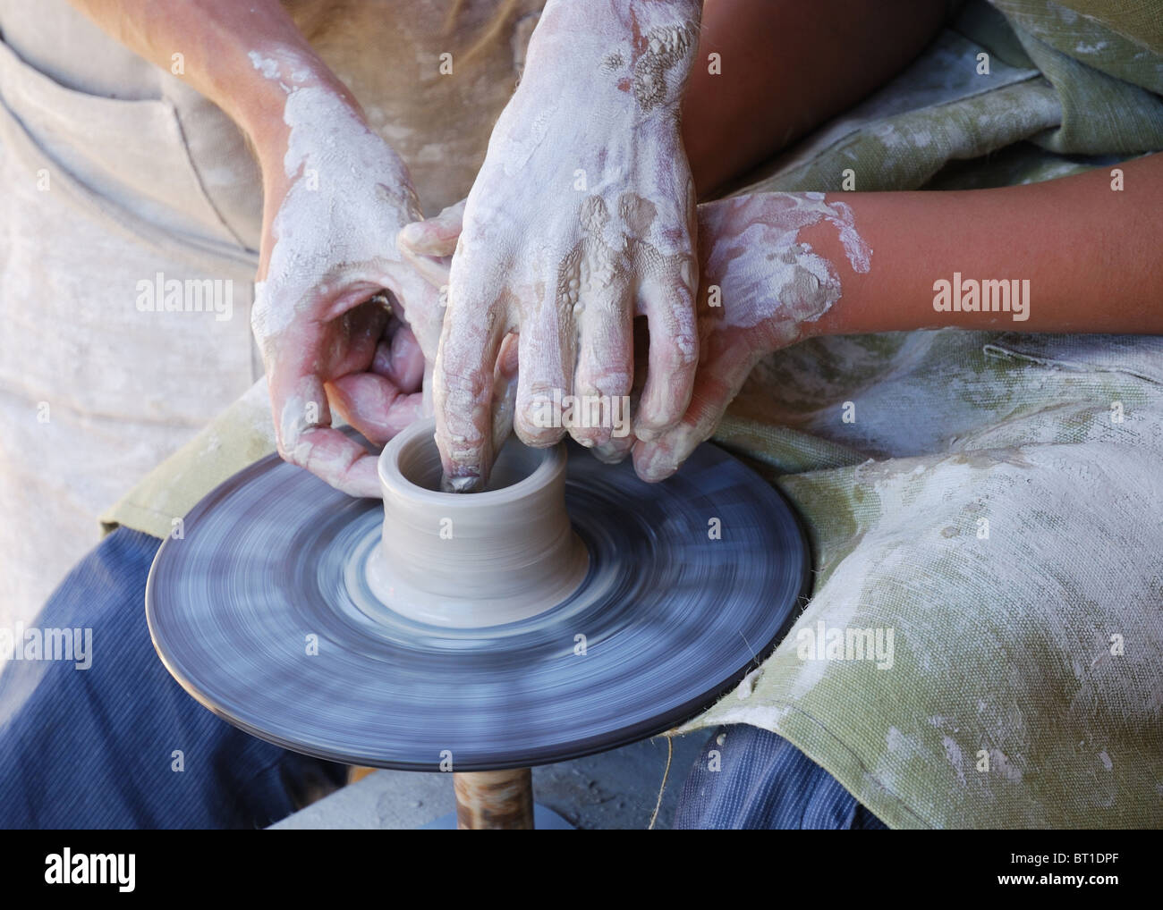 Potters lavorando dalla ruota di lancio Foto Stock