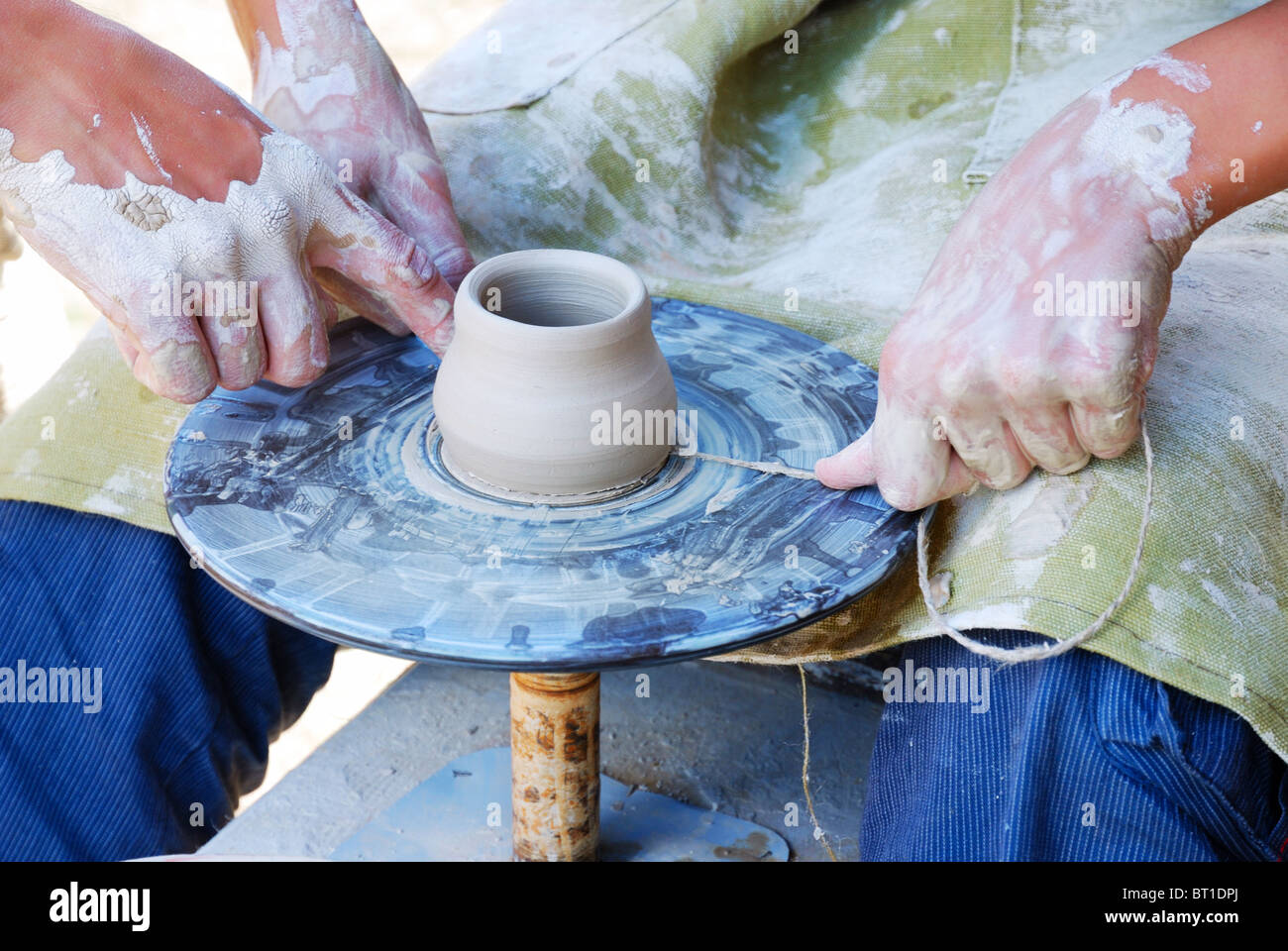 Potters lavorando dalla ruota di lancio Foto Stock