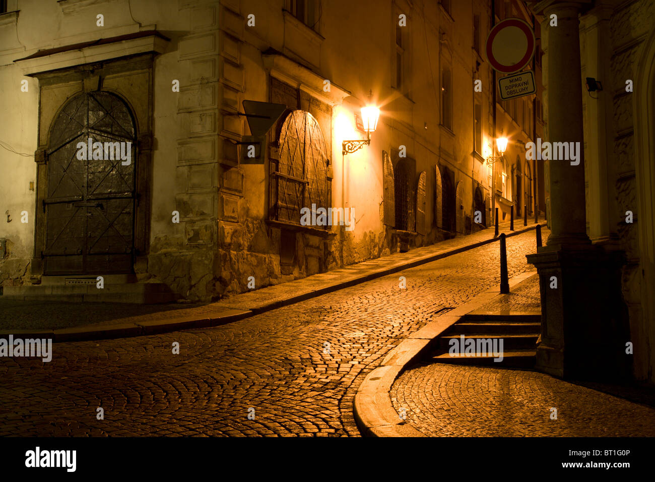 Praga di notte - corridoio in piccolo quartiere Foto Stock