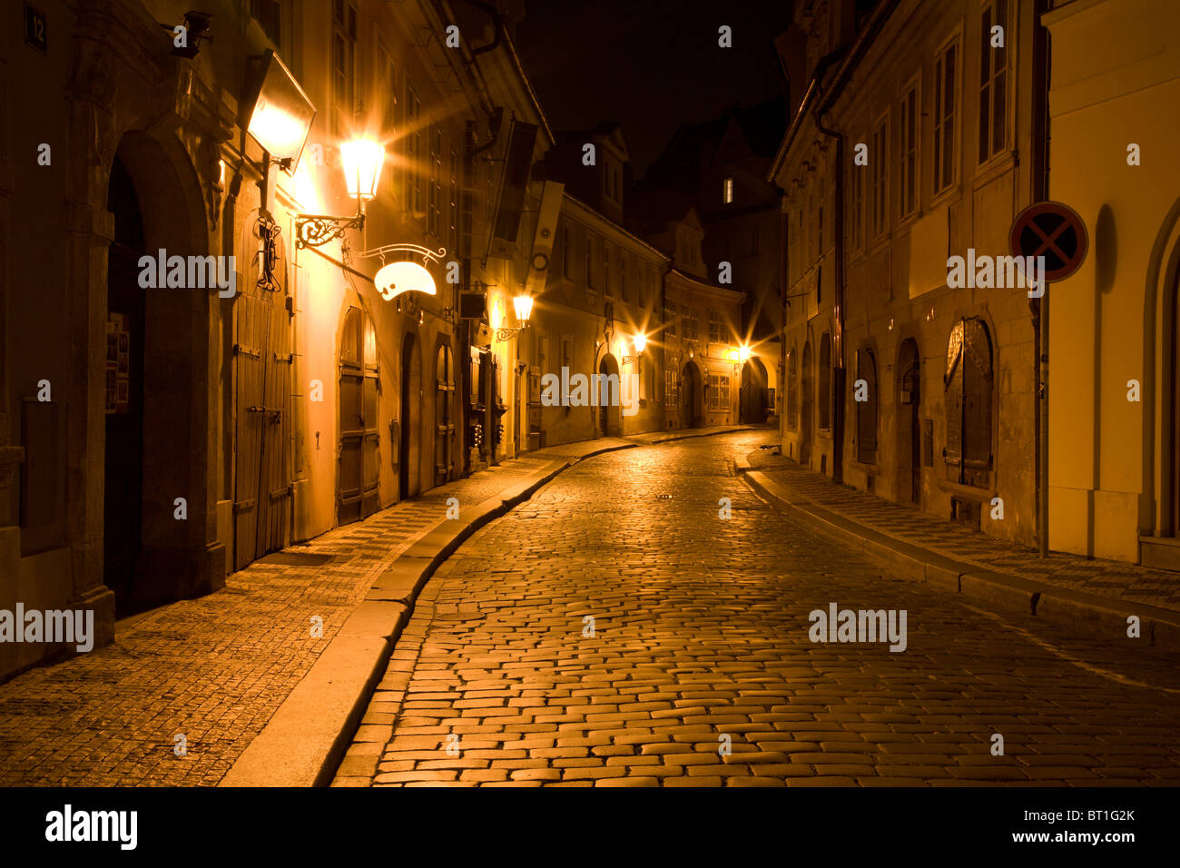 Praga di notte - corridoio in piccolo quartiere Foto Stock