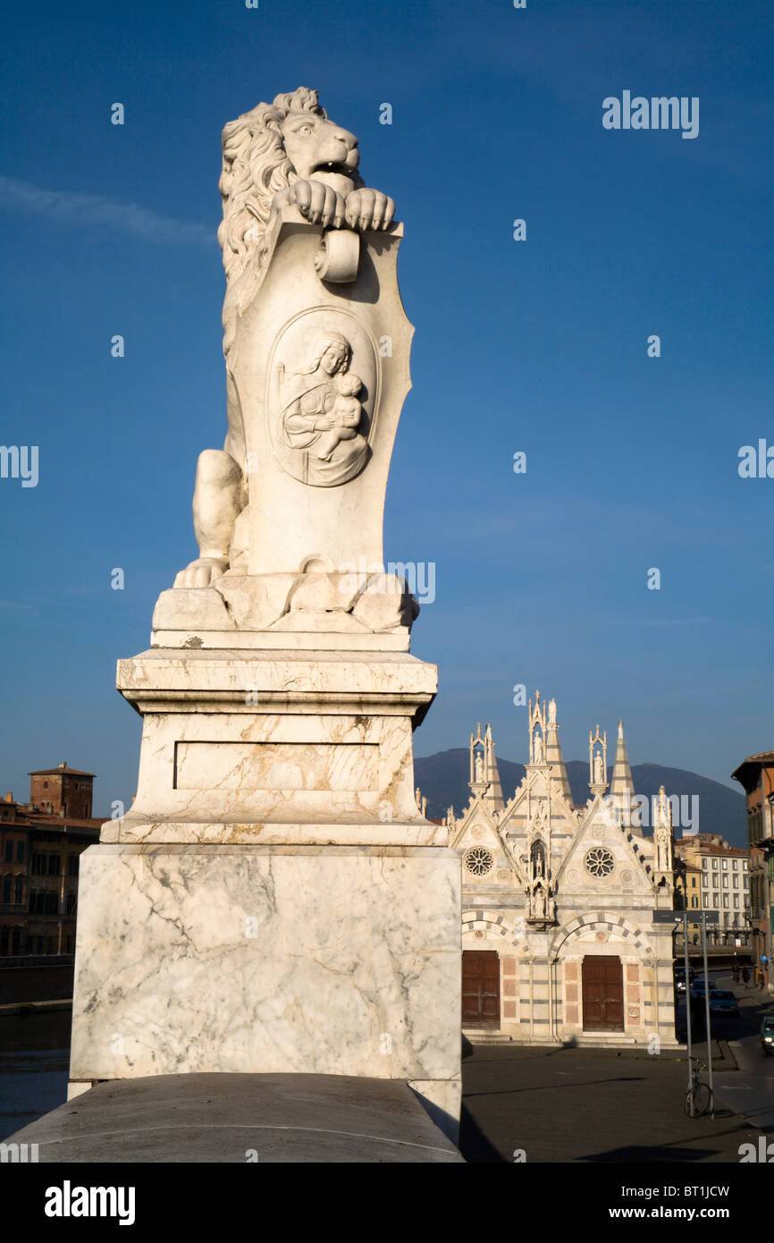 Pisa - Lion sul lungomare e la piccola cappella di santa Maria della Spina - Sera Foto Stock