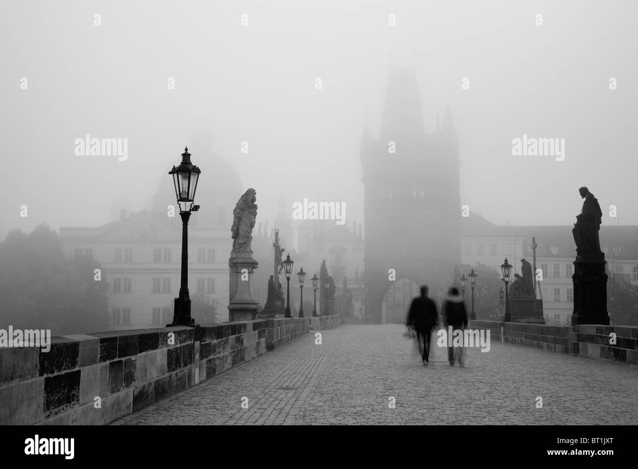 Praga - Ponte Carlo nella nebbia mattutina Foto Stock