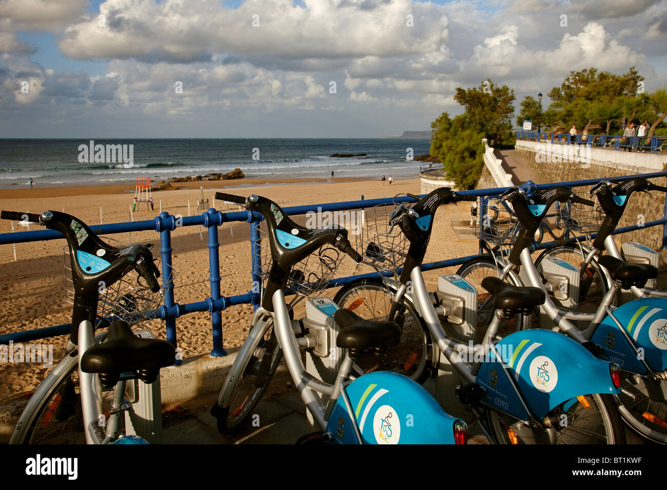 Alquiler de bicicletas en las playas del Sardinero Santander Cantabria España noleggi biciclette spiaggia Sardinero Santander Foto Stock