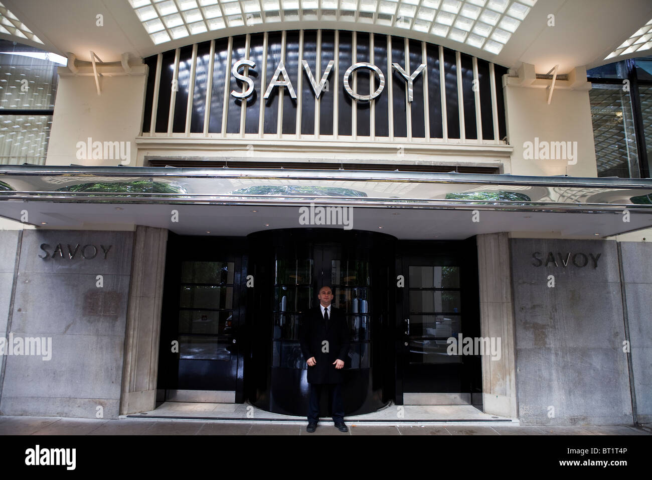 Savoy Hotel di Londra. Riaperto nell'ottobre 2010 dopo un completo rinnovo. Le foto mostrano il fiume ingresso Foto Stock