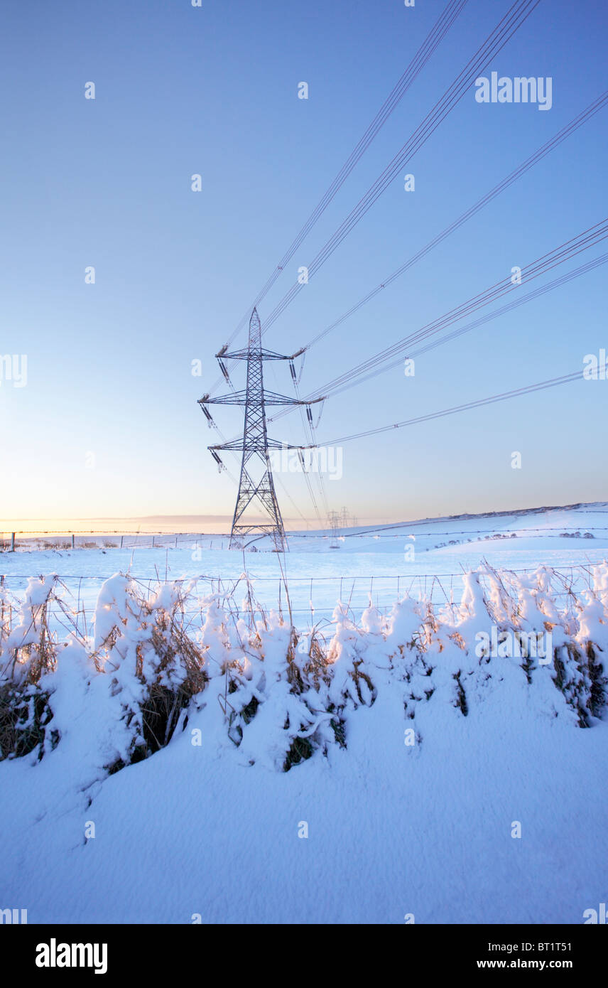 Snowy scena e un traliccio di elettricità nelle zone rurali di Dorset, Febbraio 2009 Foto Stock