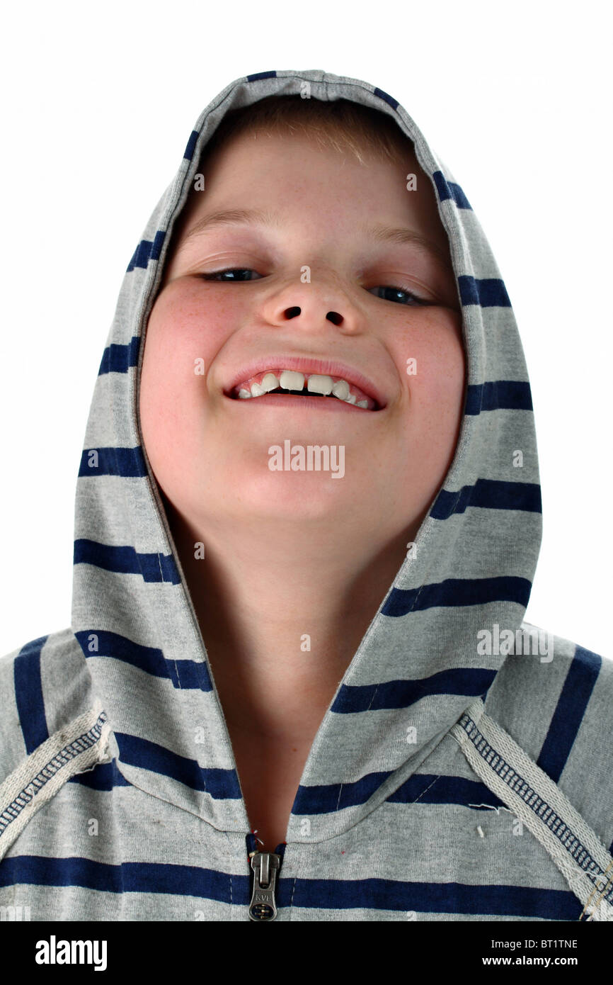 Piccolo Ragazzo in sportswear ridere isolato su bianco Foto Stock