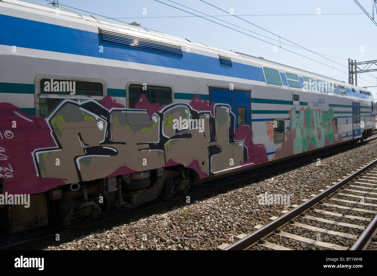 Arte dei graffiti artista di strada tag tag tag tag vernice spray dipinta su un treno di carrelli di trasporto treni coperti in vandalo va Foto Stock