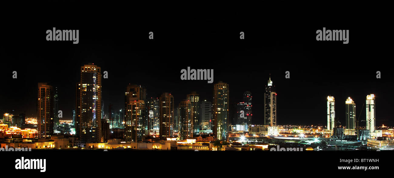 Panoramica del centro cittadino di Dubai di notte Foto Stock