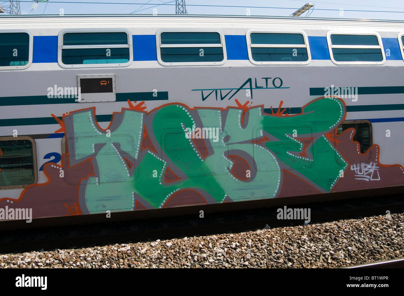 Arte dei graffiti artista di strada tag tag tag tag vernice spray dipinta su un treno di carrelli di trasporto treni coperti in vandalo va Foto Stock