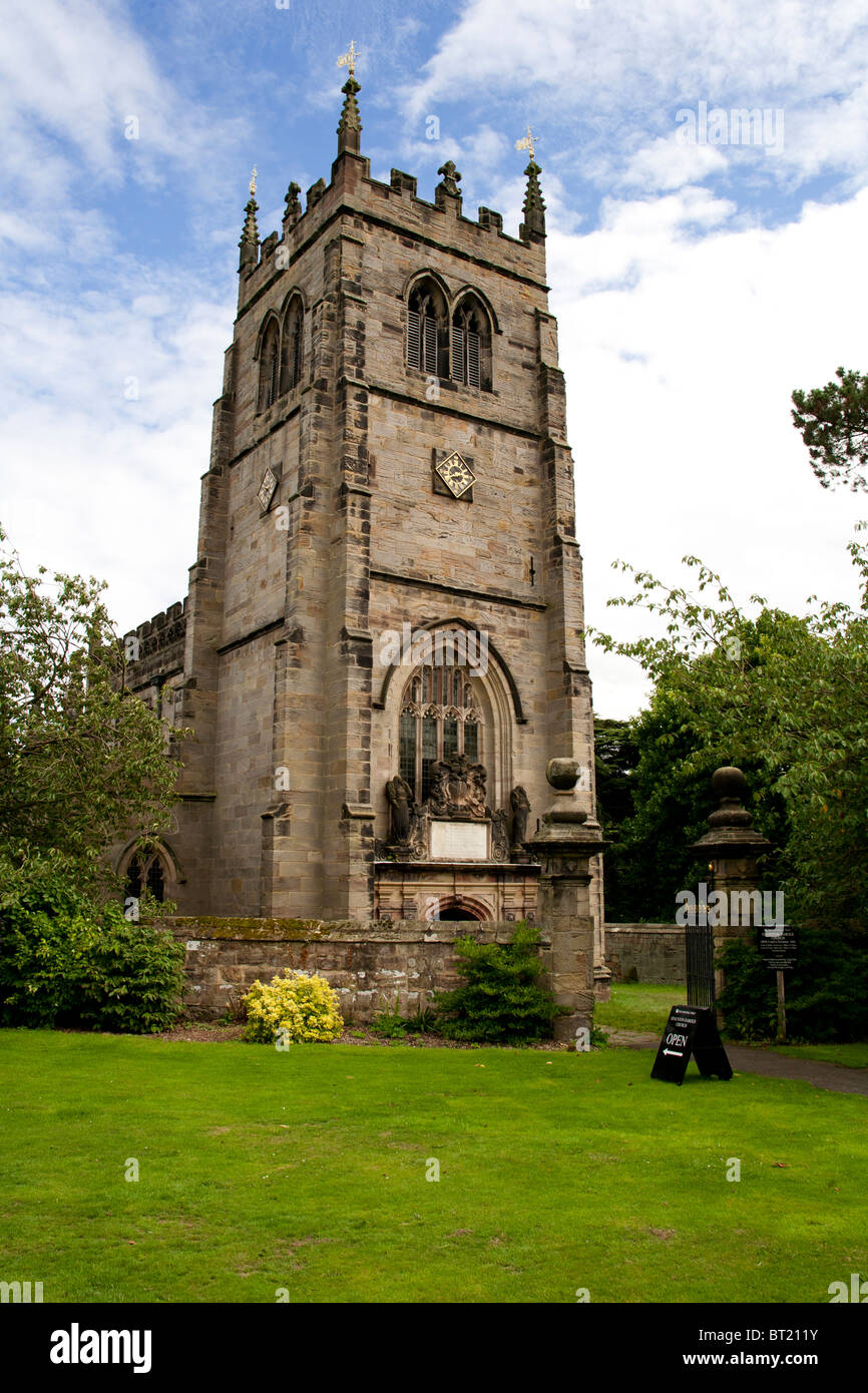 Staunton Harold Church, una chiesa anglicana in stile gotico inglese nel Leicestershire, situata nel verde della campagna in un giorno d'estate. Foto Stock