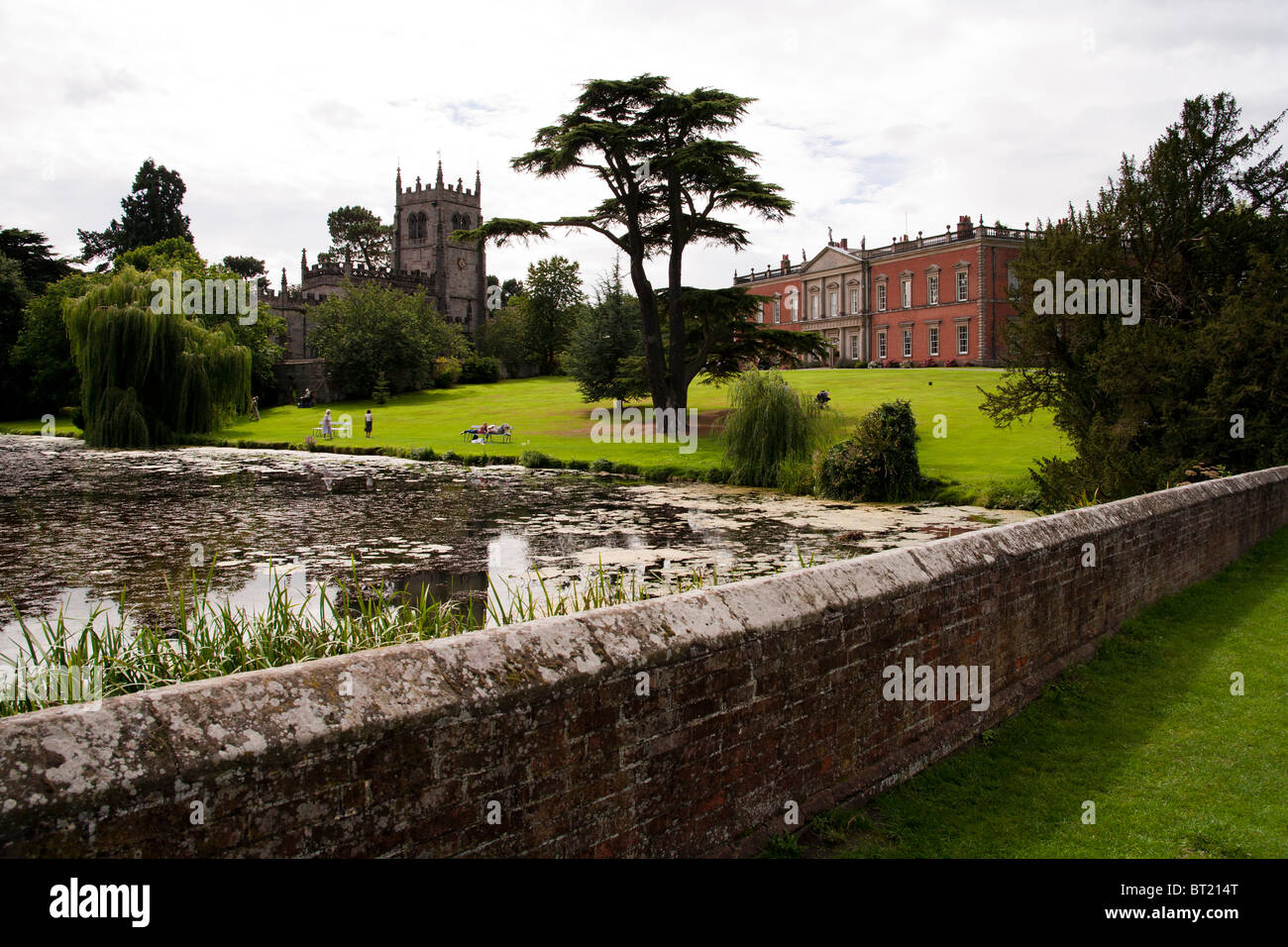 Staunton Harold Church, una tradizionale chiesa gotica inglese accanto a un lago nella tenuta di campagna di Staunton Harold nel Leicestershire, Inghilterra. Foto Stock
