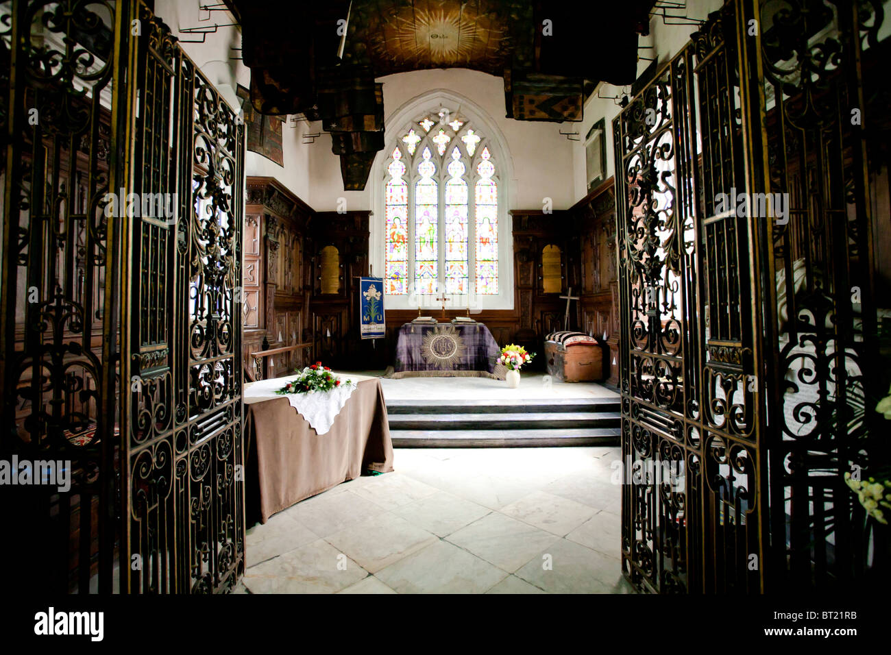La parte anteriore e altare di stile gotico chiesa anglicana in Inghilterra. Foto Stock