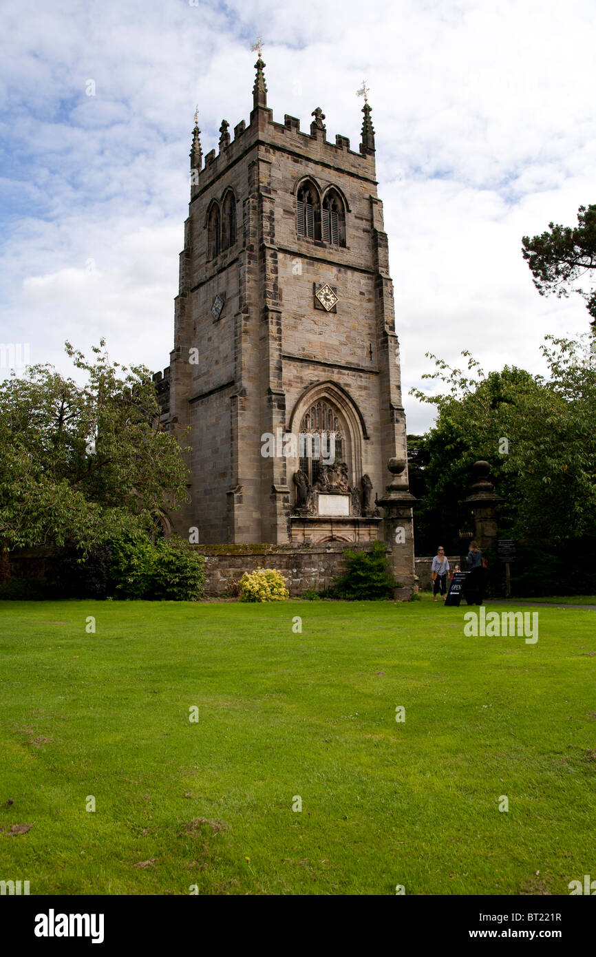 Staunton Harold Church, una chiesa anglicana in stile gotico inglese nel Leicestershire, situata nel verde della campagna in un giorno d'estate. Foto Stock