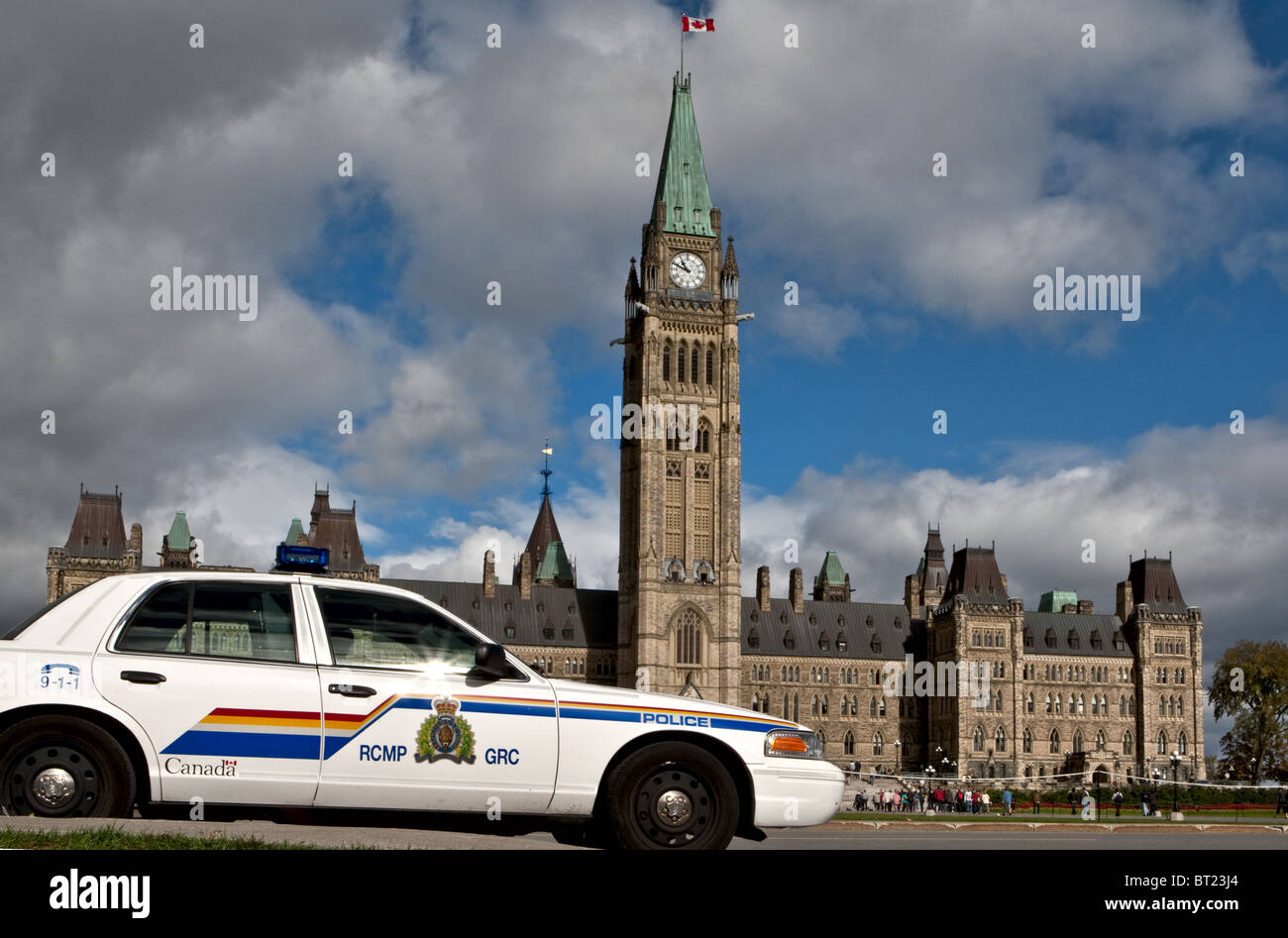 Un RCMP auto della polizia è parcheggiato di fronte ot il Parlamento a Ottawa il lunedì 27 settembre, 2010 Foto Stock