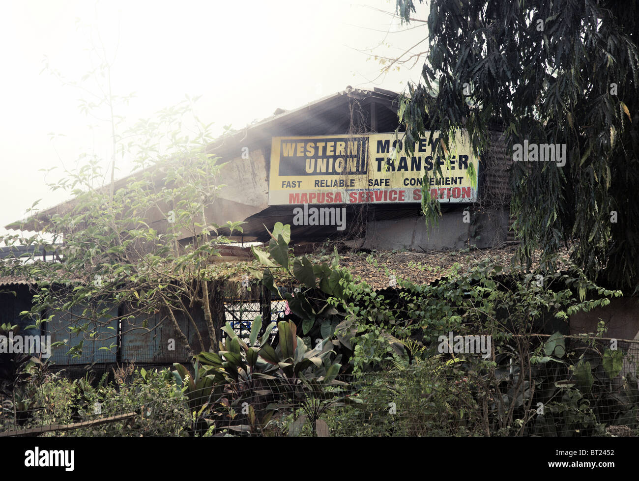 Foto di redazione dell'ufficio Western Union nel villaggio indiano. Goa, India Foto Stock