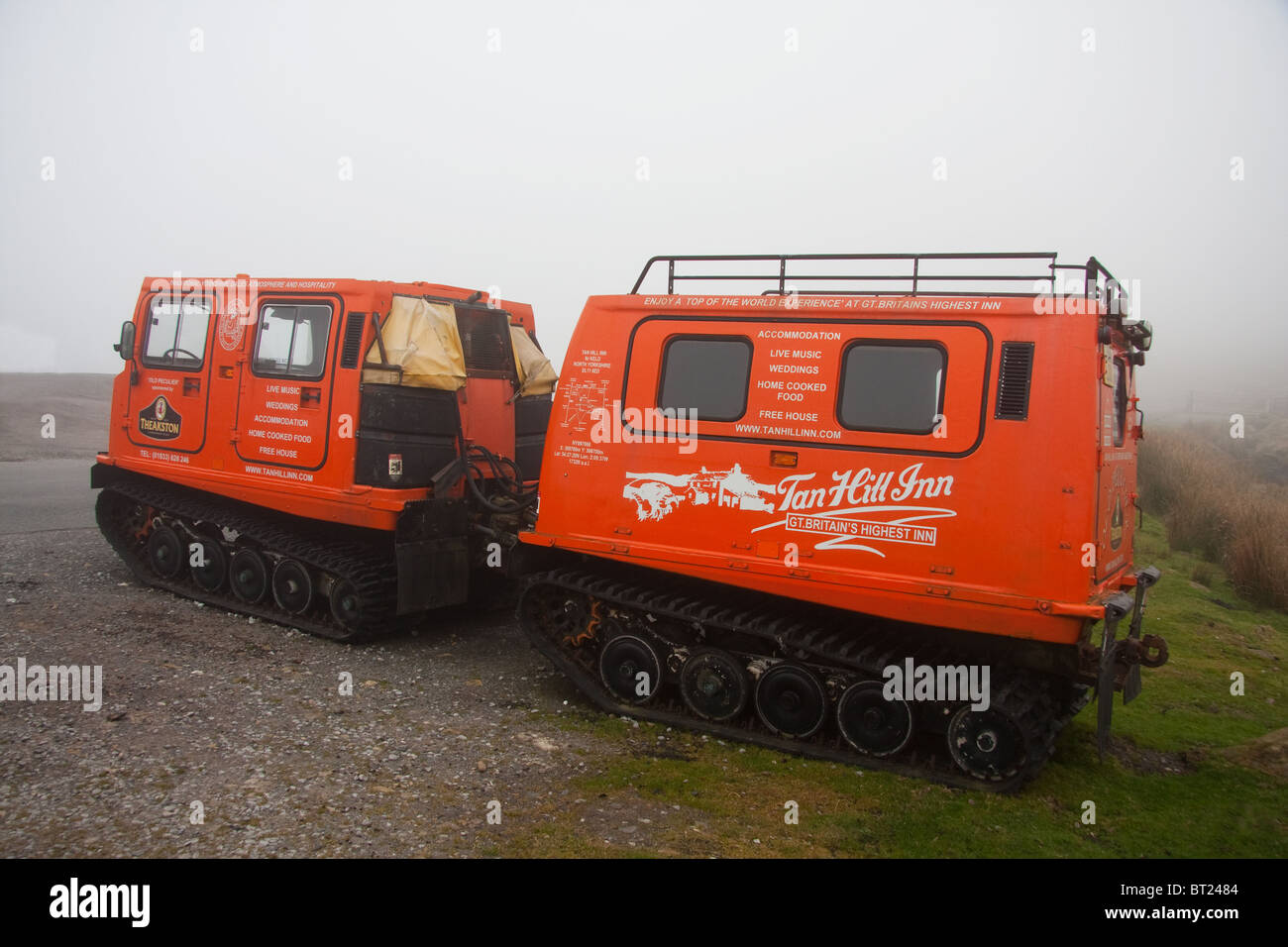 Hagglund BV206 tutti i terreni di proprietà del veicolo da Tan Hill Inn, sponsorizzato da Theakstons Brewery, Masham Foto Stock