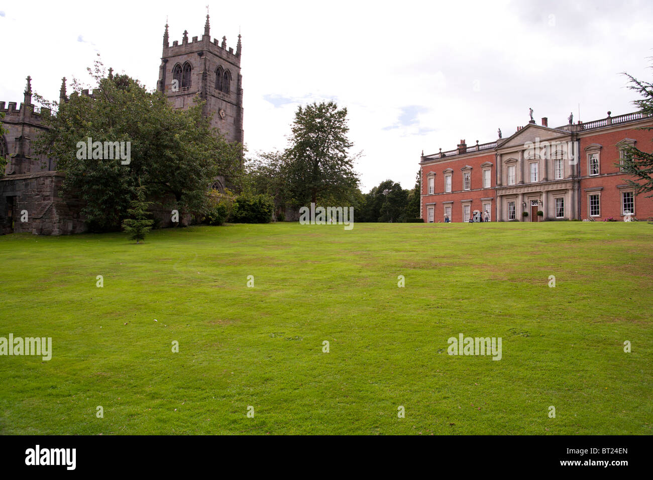 Staunton Harold Church e Staunton Harold Hall nella tenuta di campagna nel Leicestershire, in Inghilterra, viste attraverso i giardini paesaggistici in estate. Foto Stock