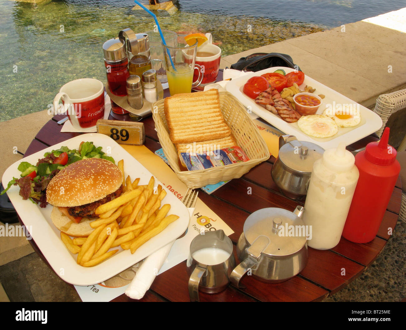 Tavolo pranzo hamburger e patatine al fresco resort mediterraneo Foto Stock