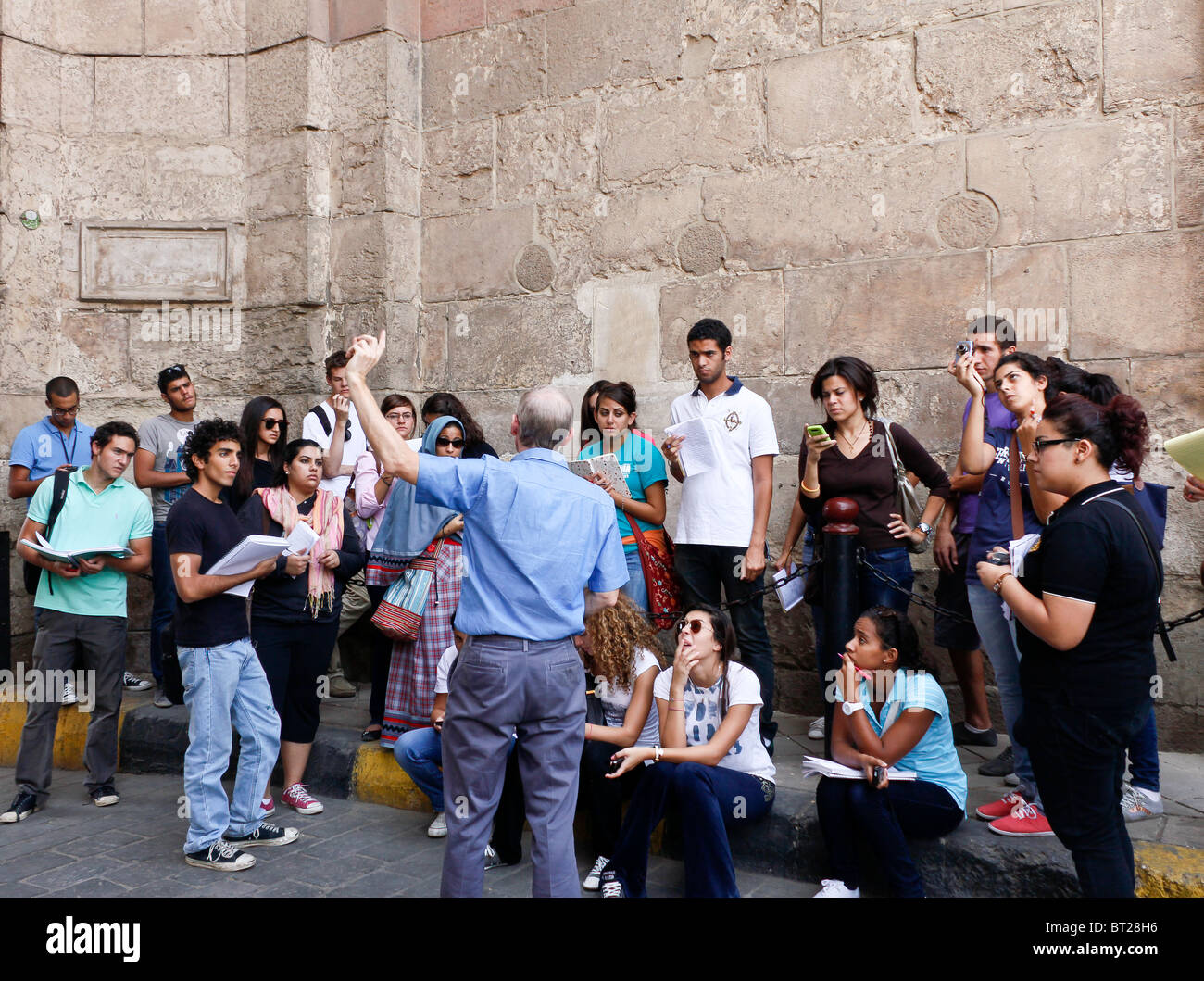 Il professor impartire lezioni agli studenti sulla gita, Bab al-Futuh al Cairo, Egitto Foto Stock