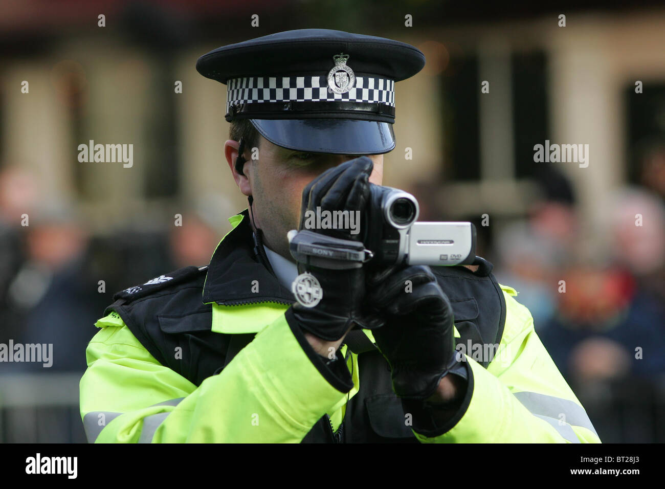 Un poliziotto le riprese con una videocamera. Foto di James Boardman Foto Stock