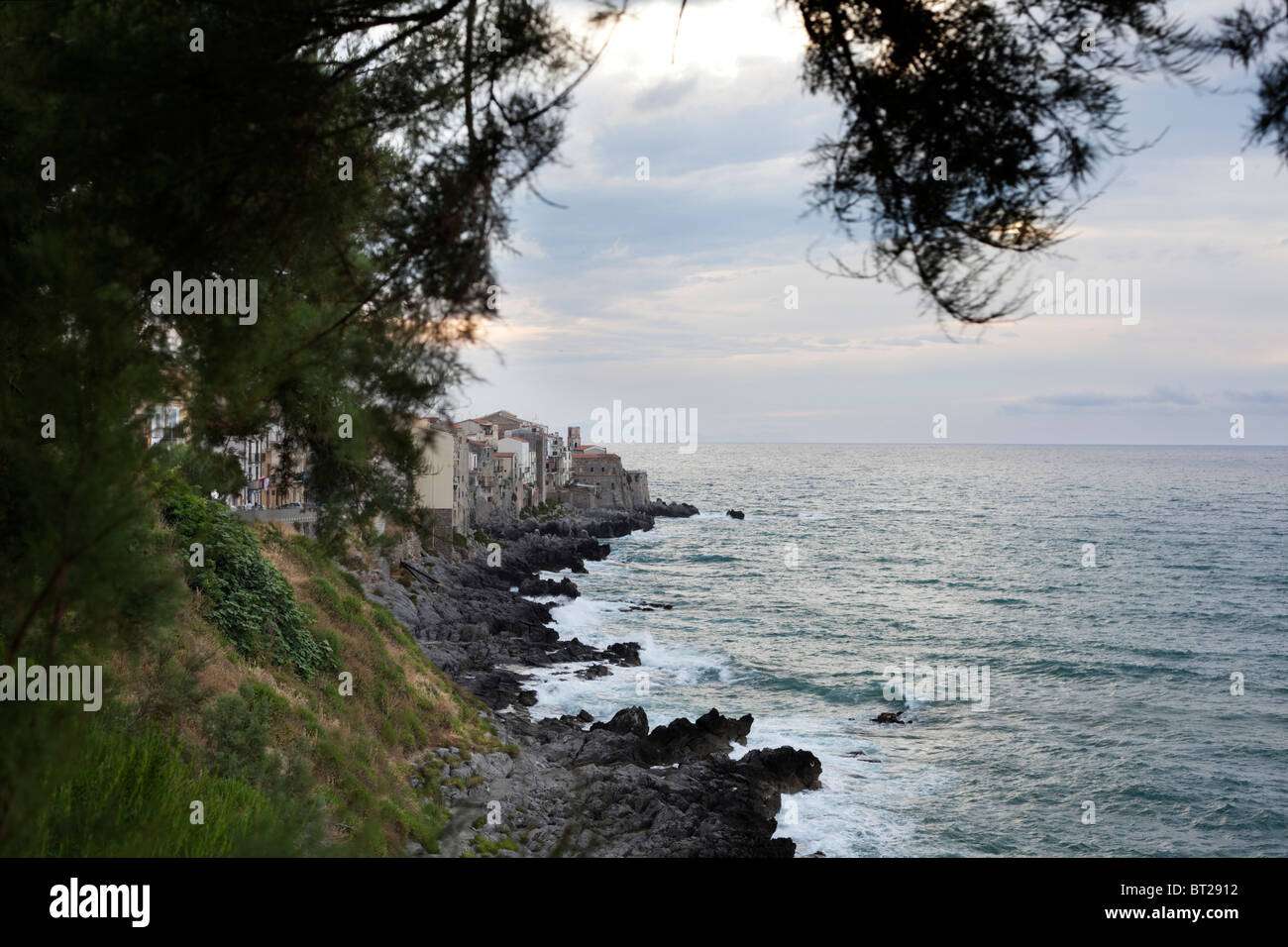 Spettacolare Costa di Cefalù, una piccola città nel nord della Sicilia. Foto Stock