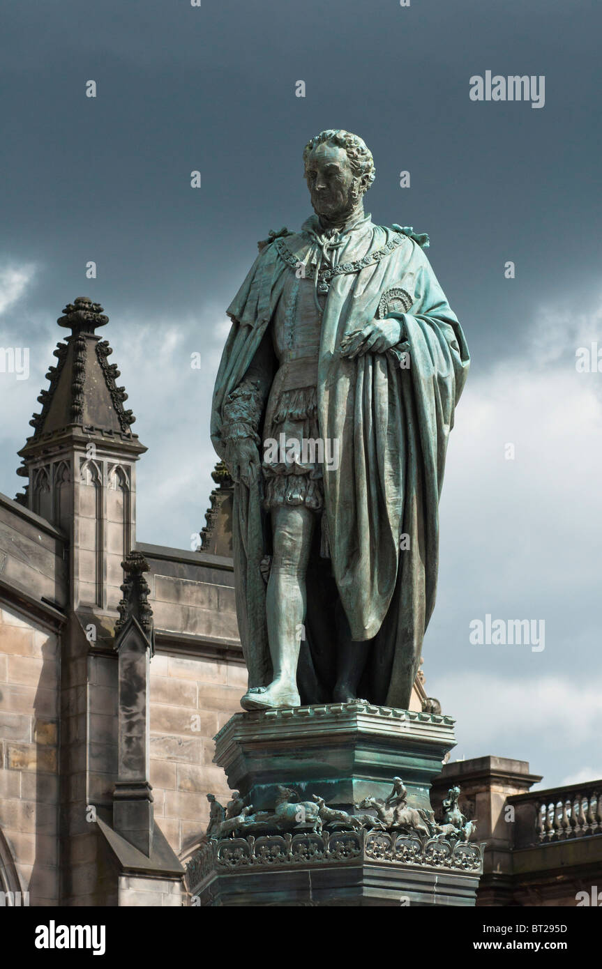 Statua di economista scozzese Adam Smith davanti alla Cattedrale di St Giles , Royal Mile di Edimburgo, Scozia. Foto Stock