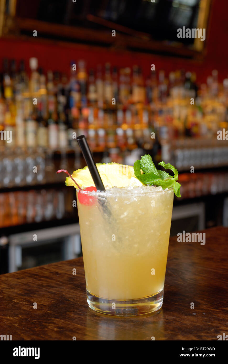 Mai Tai punzone con la menta, ciliegia e ananas DECORAZIONE e paglia di nero. Foto Stock
