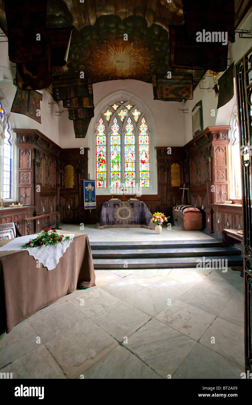 La parte anteriore e altare di stile gotico chiesa anglicana in Inghilterra. Foto Stock