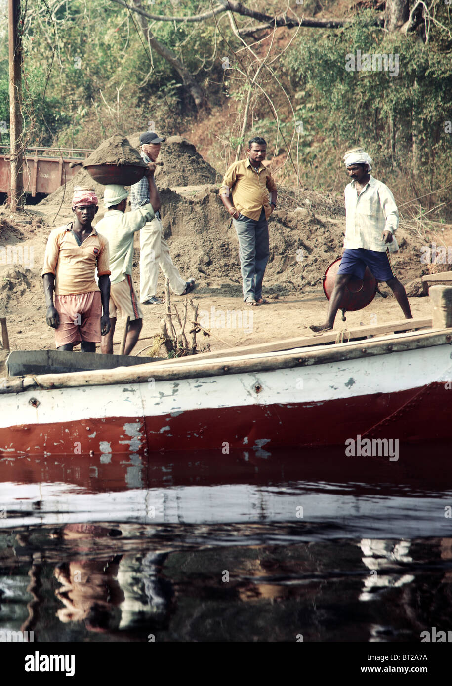 Foto di redazione del manuale di lavoratori presso la barca India, Goa Foto Stock