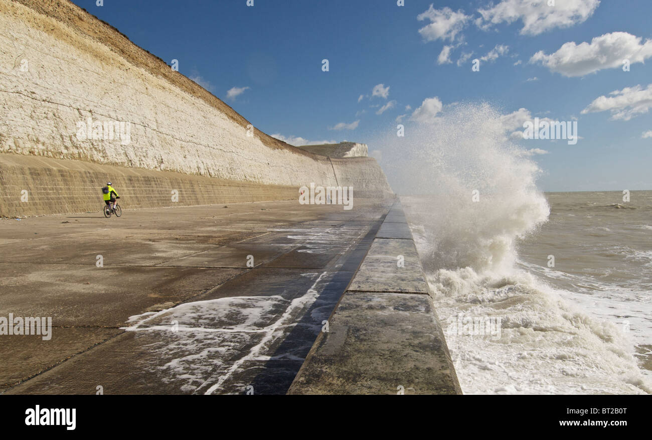 Onde infrangersi sulla passeggiata undercliff difesa muro di difesa vicino a Brighton Foto Stock Onde infrangersi sulla passeggiata undercliff difesa muro di difesa vicino a Brighton Foto Stock