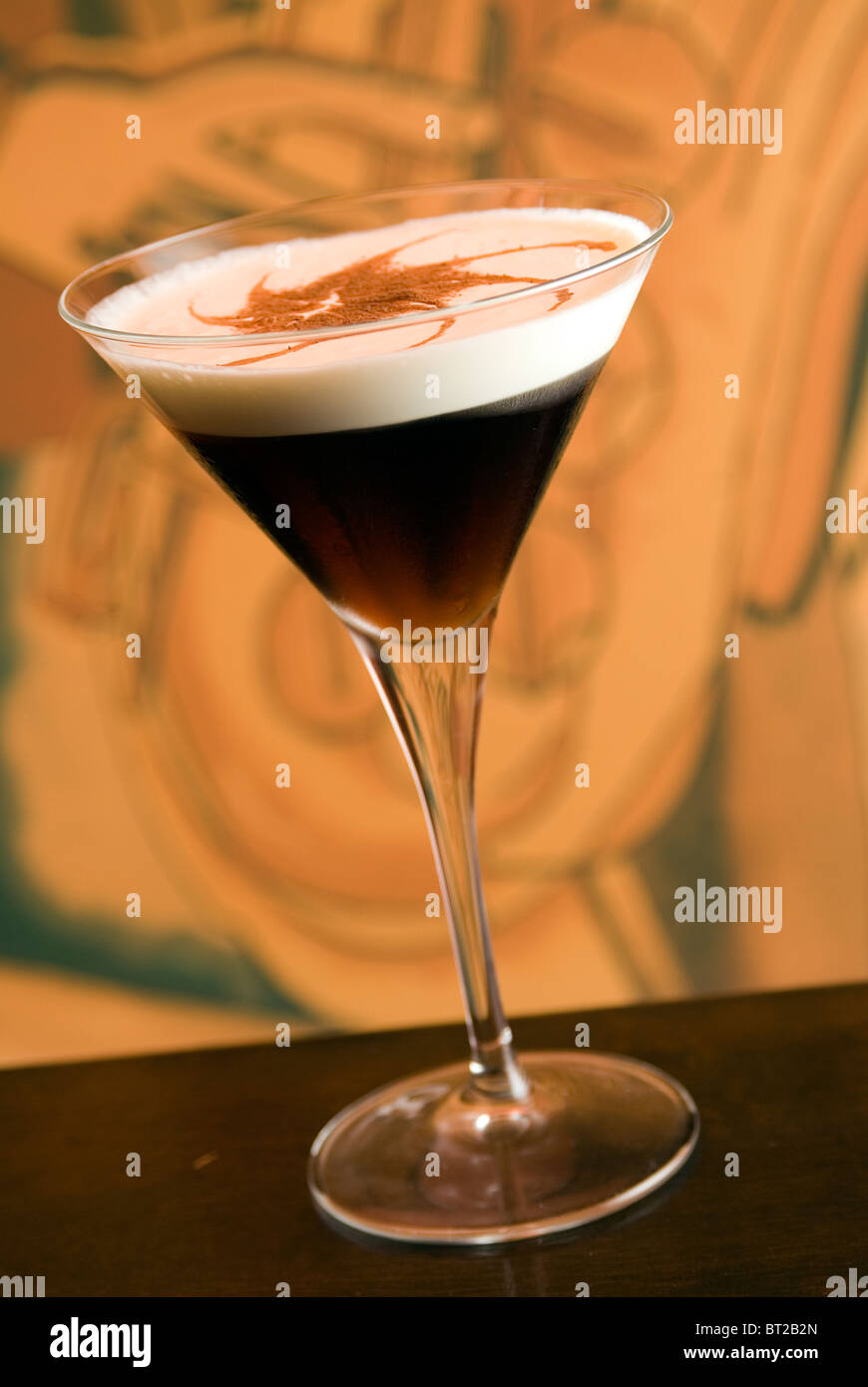 White Russian cocktail con una crema in una coppetta Martini Foto Stock