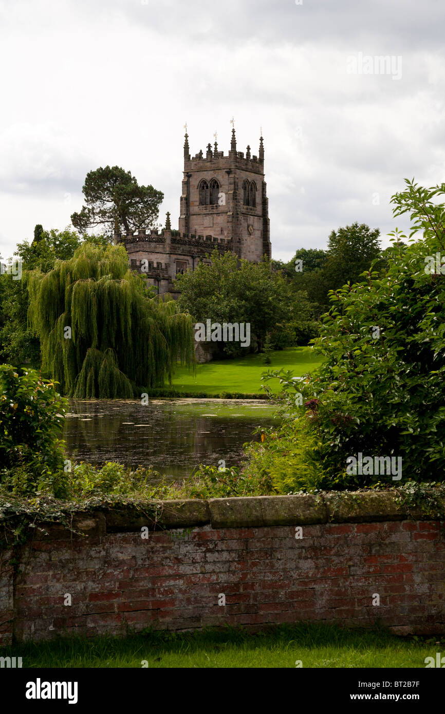 Staunton Harold Church, una tradizionale chiesa gotica inglese accanto a un lago nella tenuta di campagna di Staunton Harold nel Leicestershire, Inghilterra. Foto Stock
