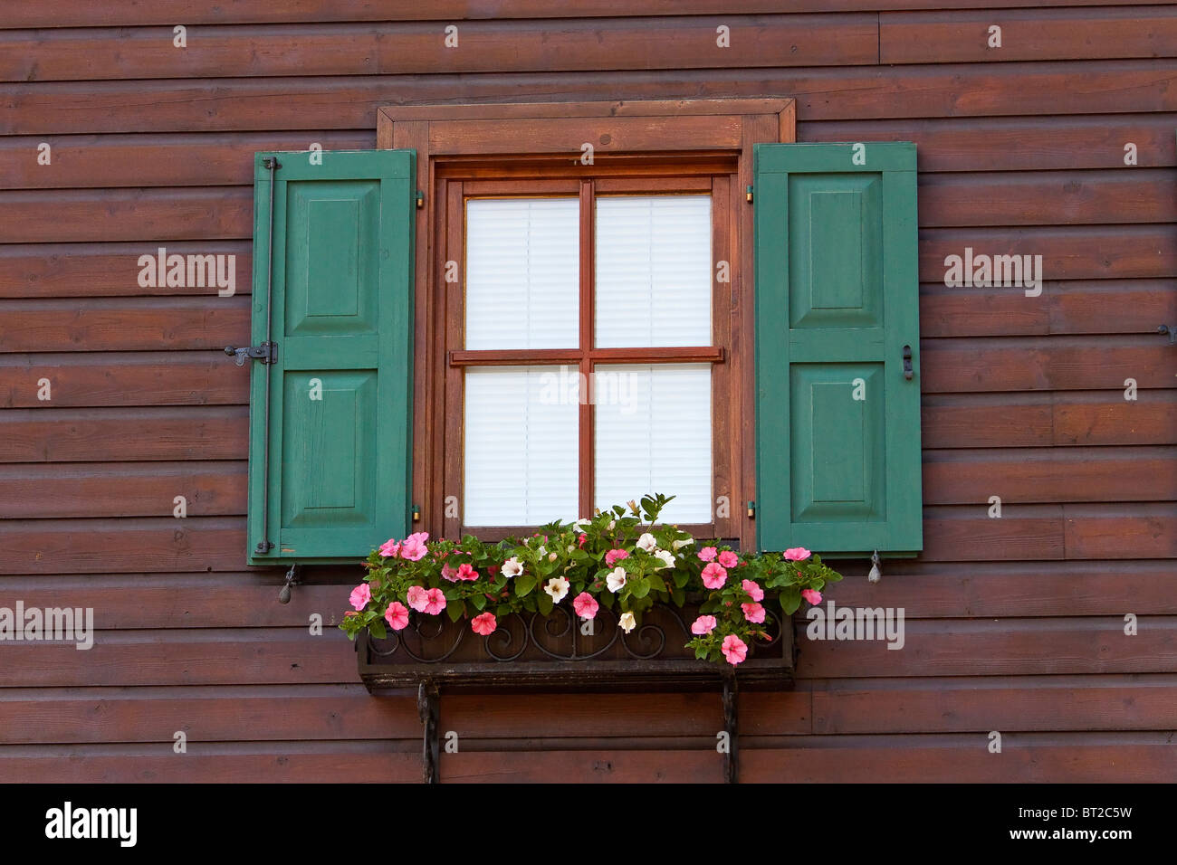 Austria kitzbuhel tradizionale rivestito di legno house e finestra Foto Stock