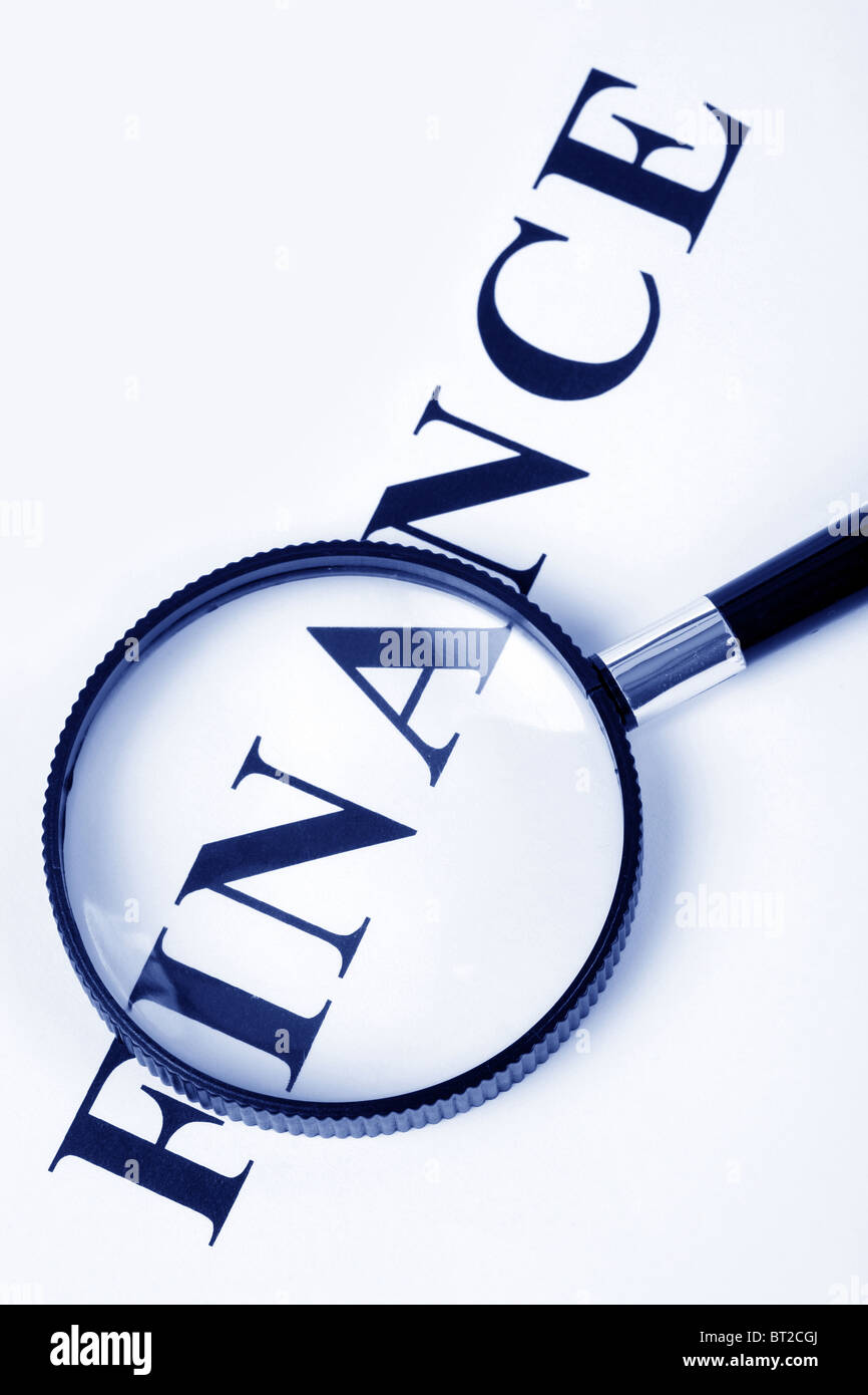 Headline finanziare con lente di ingrandimento, la nozione di decisione finanziaria Foto Stock
