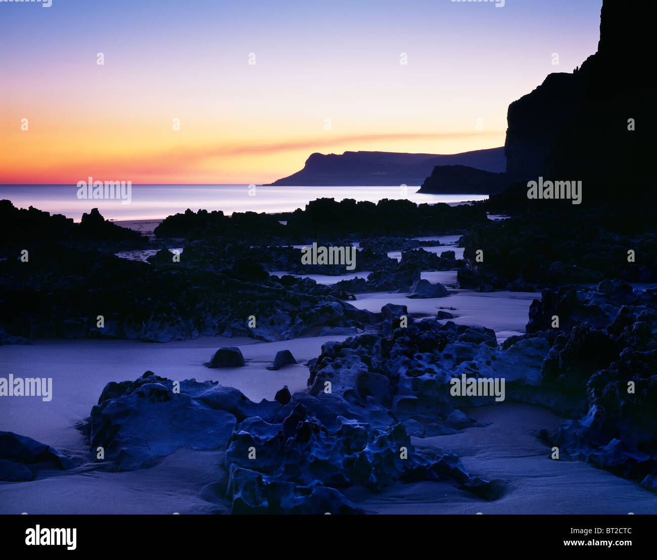 La luce del tramonto a Mewslade Bay nei pressi di Pitton sulla Penisola di Gower, Swansea, Galles del Sud. Foto Stock