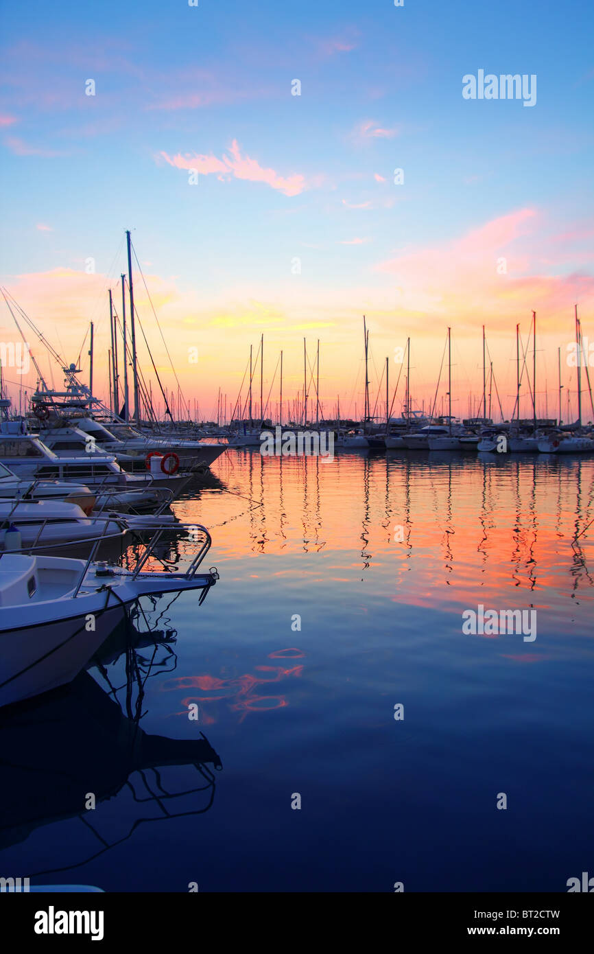 Marina sunrise tramonto barca sport mediterranea colorata vista in spagna Foto Stock