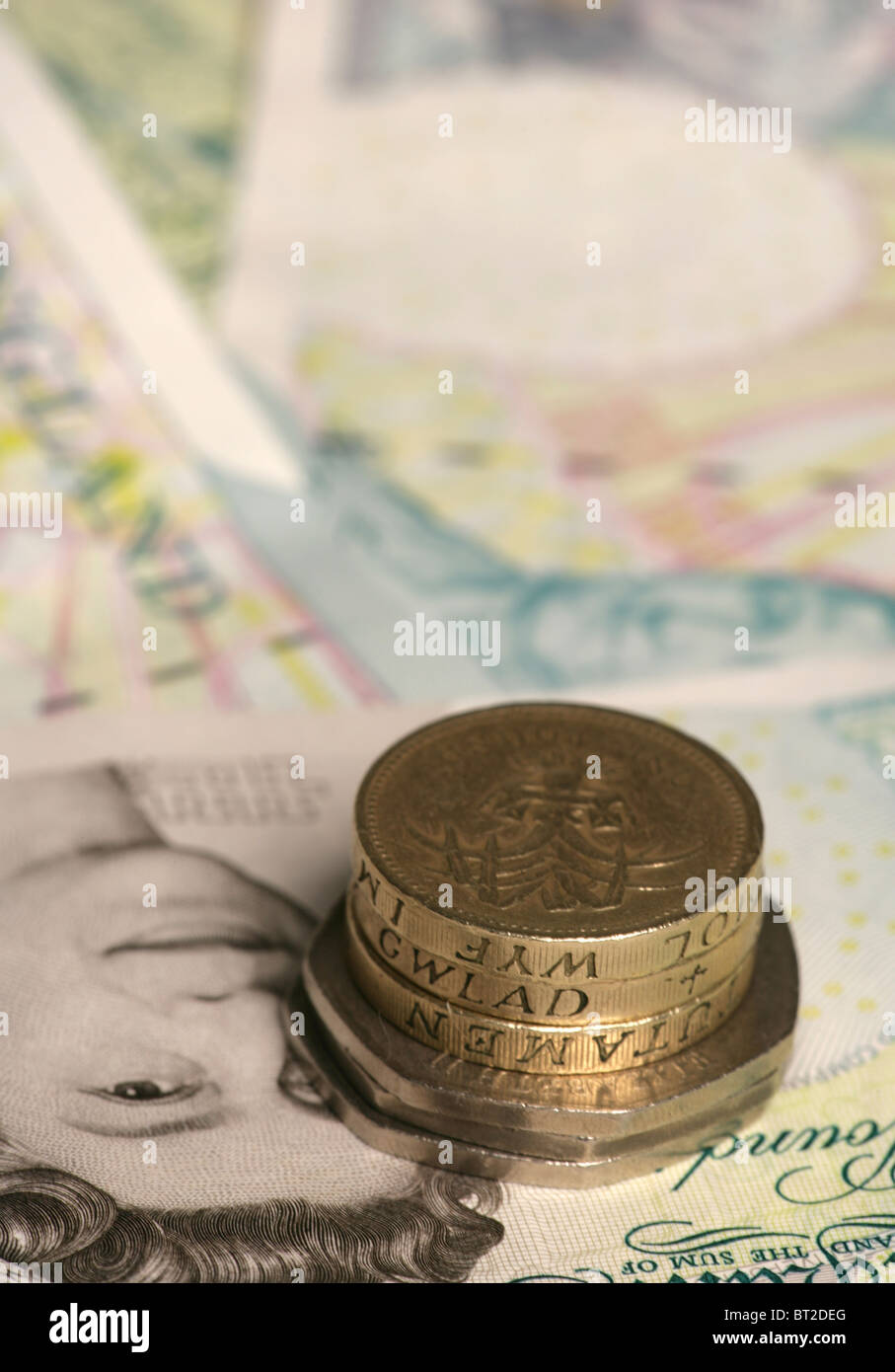 Pound monete e una cinque pound nota Foto Stock