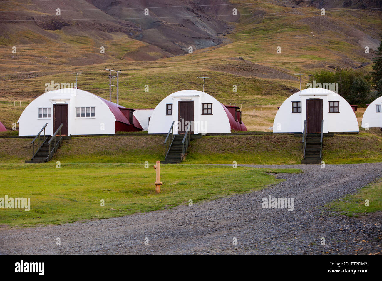 Nissen hut case sul Hvalfordur, opposta a Reykjavik, Islanda. Foto Stock