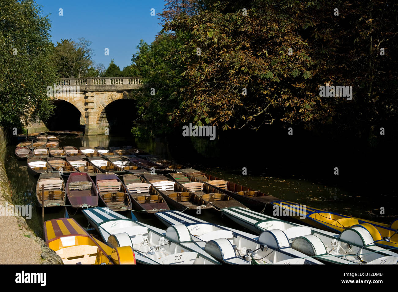 Barca e Punt noleggio al Magdalen Bridge sul fiume Cherwell nella città universitaria di Oxford Inghilterra Foto Stock